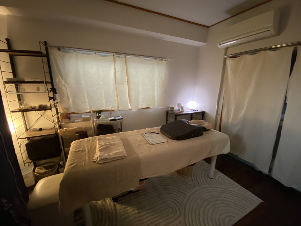 首肩のハリの原因は姿勢の悪さ、運動不足、ストレス、冷えです！長時間のデスクワークやスマホの使用によるうつむき姿勢は首の筋肉を緊張させ肩こりの原因となります☆首肩周りをほぐすと首肩のこり緩和、血行促進、姿勢改善、ストレス解消などの効果がでます♪ #日吉マッサージ #リラックス  #脳休め