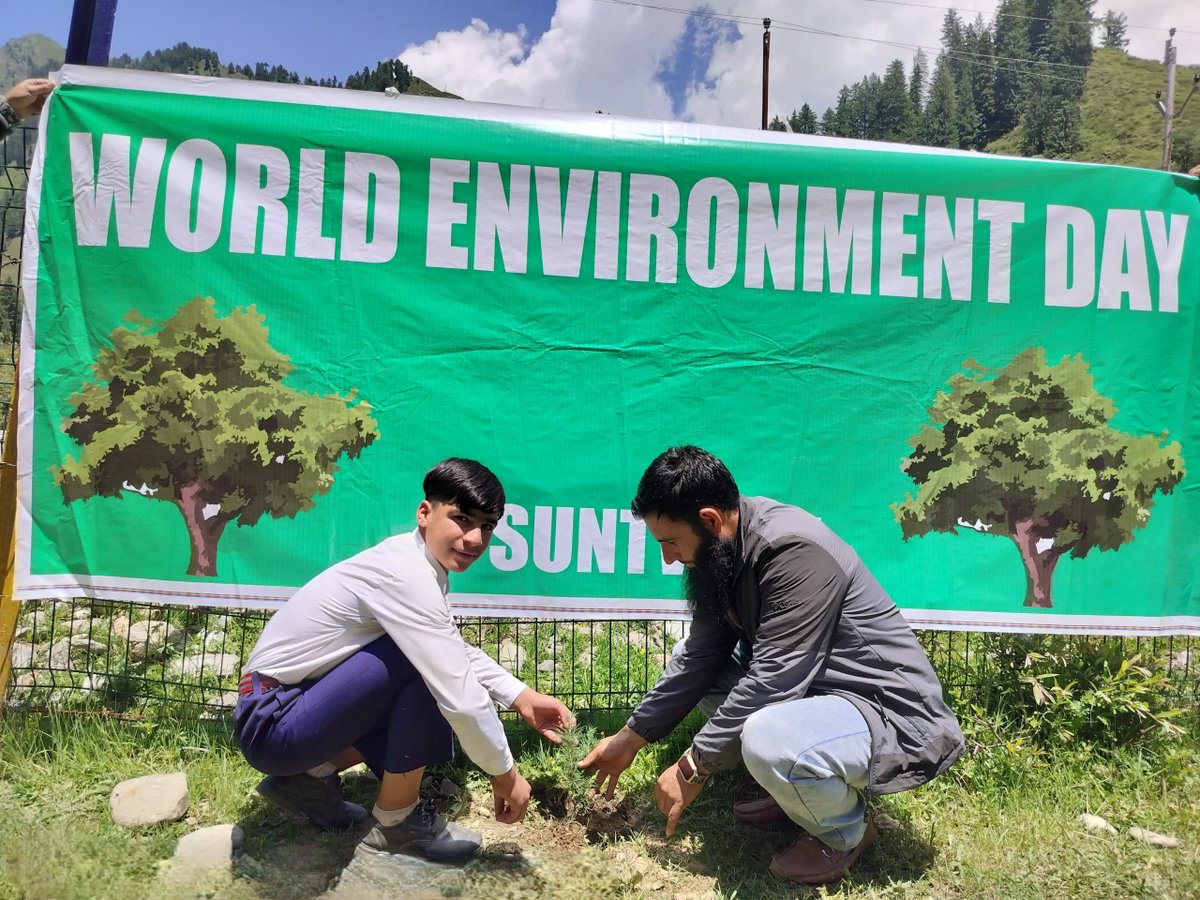 kupwarasentinel's tweet photo. #IndianArmy celebrated #WorldEnvironmentDay at T-Suntwari with tree plantation, cleanup drives &amp; art contests. Locals, students, and soldiers joined hands under AGS Raghavan’s leadership, spreading awareness for a greener Kashmir. #GreenKashmir #EcoUnity https://t.co/SKJ4PJeBiq