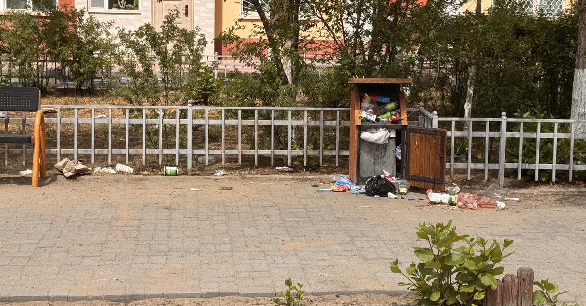 Сүхбаатар дүүргийн 1-р хорооны засаг дарга бол ямар ч ажил хийдэггүй хүн. Ганц хийдэг ажил нь 1-р сургуульд орох хүүхдүүдийн авилгалын сүлжээг дэмжих.