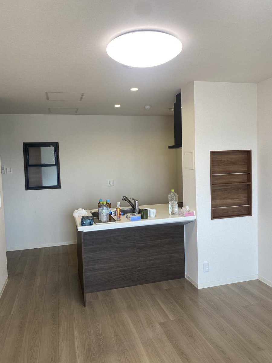 晴れた日にこの部屋で、窓を開けてボーッとするのが好きだった。
鳥の鳴き声や、木の間を風がすり抜けるサワサワした音を聞いてると超癒された。

3年間お世話になりました。
つぎは、大好きな街へと。。。