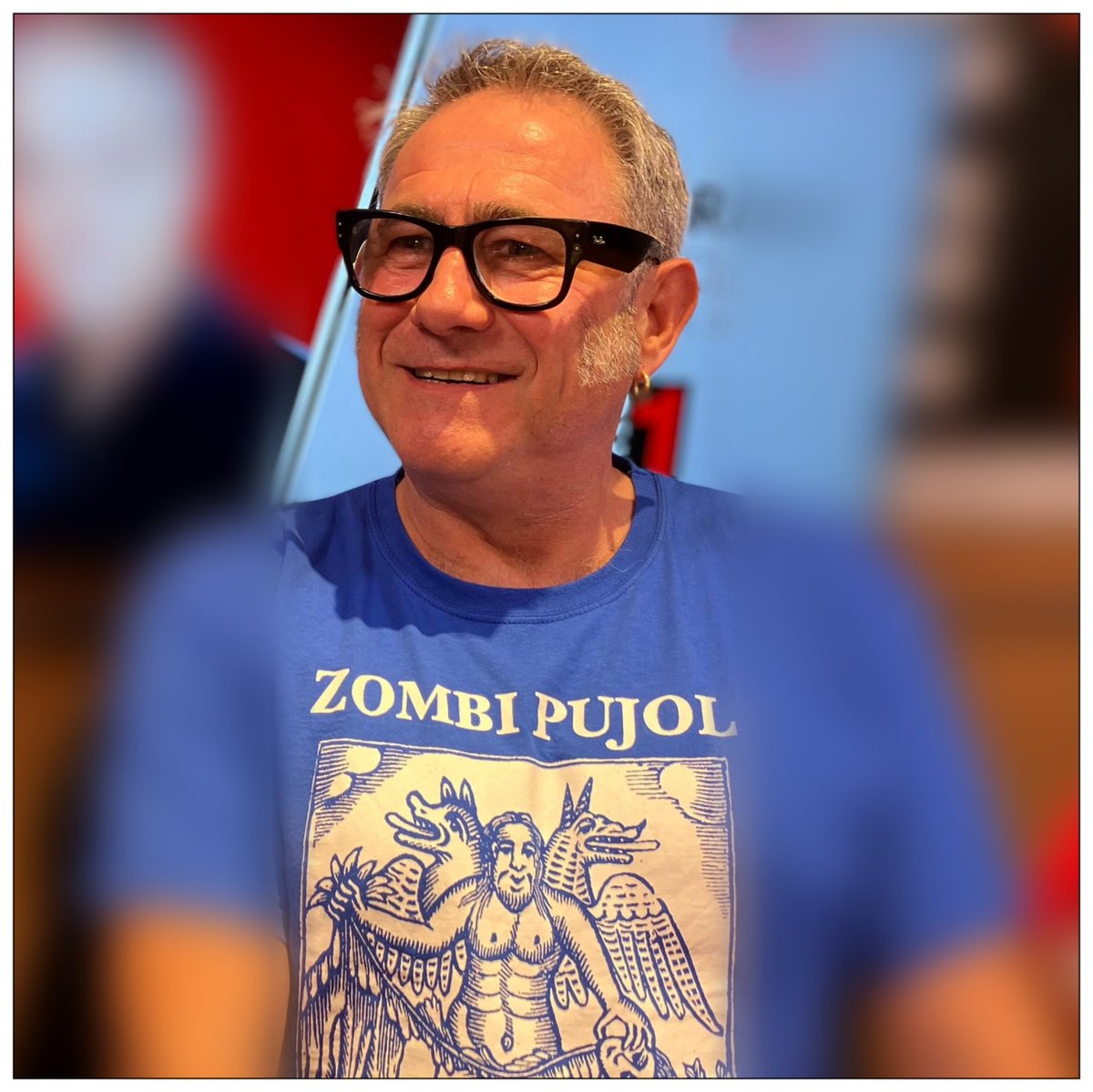 L'actoràs Sergi López immortalitzat amb la samarreta dels Zombi Pujol... i jo penso que això és bonic.