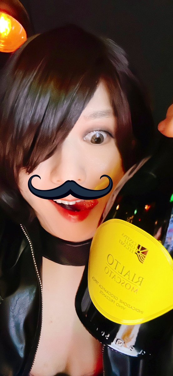 너무 예쁘고 천박하고 사랑스러운 분들이 많아 더이상 스스로 암캐라 부르기가 부끄러워 졌다....

난 암캐가 아냐....
만약 암캐라고 할지라도,
암캐라는 이름의 신사라구