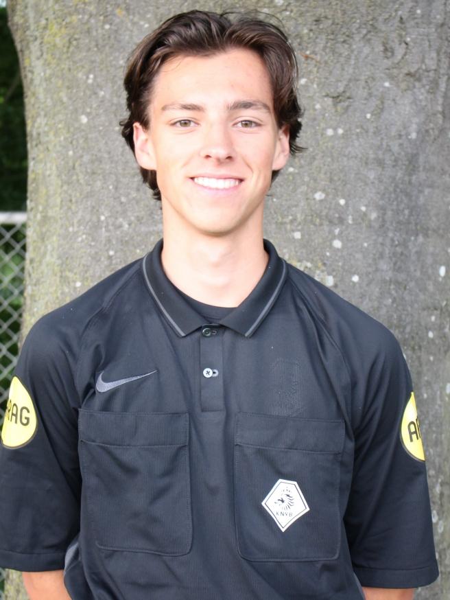 MauricePaarhuis's tweet photo. Finale bij @scrouveen!

Ons jonge talentvolle lid Stijn Lander (@stijn_mr) is assistent scheidsrechter bij de finale voor promotie richting de Landelijke eerste klasse!

Een prachtige clash tussen @fc_ommen VR 1 en @HZVV VR 1!

#SNONijverdal
#Trots
#NextGen https://t.co/H2xZGnshha