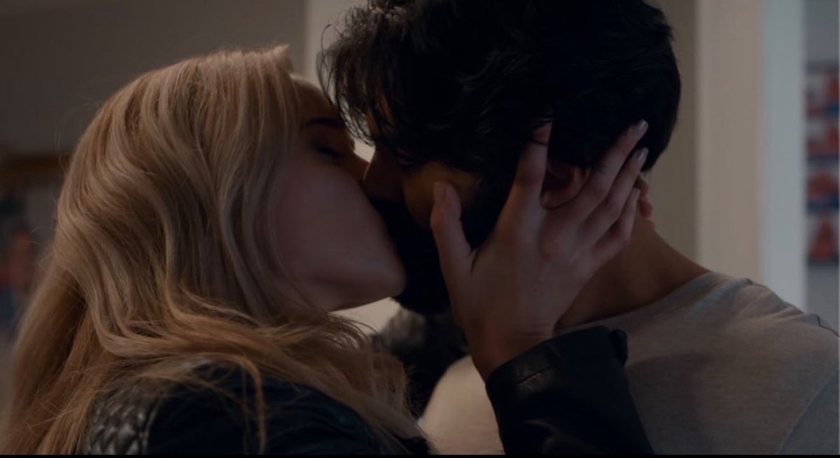 _pannabeth's tweet photo. georgia feeling safe enough with joe to tell him the truth joe not giving a fuck abt her multiple murders IKTRRR MY FAVORITE ADULT CLIENTS JOEGEORGIA NATION WE WONNNNNN #ginnyandgeorgia https://t.co/4v2FCM9xrw