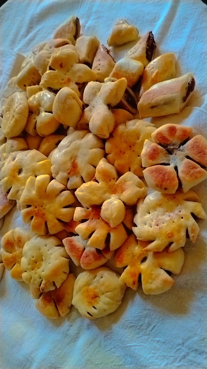 الى الاحبه الاعزاء الذين هم غالين على قلوبنا في كل بقعة من الارض نسال الله السعادة لهم والبهجه لقلوبهم والبسمة ماتفارقهم كل عام وانتم بخير بمناسبه عيد الاضحى المبارك اسال الله ان يمن علينا بالخير والسعاده والامان ويرزقكم ماتتمنون 🤍
كليجه العيد صنع ايدي وتفضلوا ويانه من بغداد ❤️