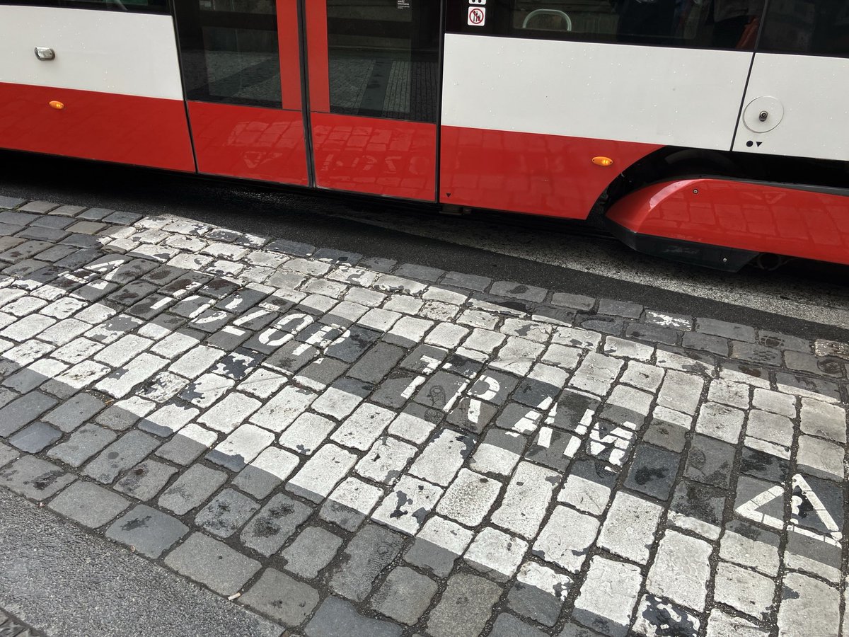 Pasi Tuominen (@tuominpa) on Twitter photo <a href="/hsfi/">Helsingin Sanomat</a> ihmetteli Jätkäsaaressa suojatiellä olevia ratikkavaroituksia. Prahassa väistämisvelvollisuus suojatiellä on jalankulkijalla. Turisteille väistämisvelvollisuus tulee usein yllätyksenä. Kannattaa lukea #matkustustiedote <a href="/Ulkoministerio/">MFA Finland 🇫🇮</a> <a href="/FinEmbPra/">Finland in Prague</a> <a href="/hsfi/">Helsingin Sanomat</a> ihmetteli Jätkäsaaressa suojatiellä olevia ratikkavaroituksia. Prahassa väistämisvelvollisuus suojatiellä on jalankulkijalla. Turisteille väistämisvelvollisuus tulee usein yllätyksenä. Kannattaa lukea #matkustustiedote <a href="/Ulkoministerio/">MFA Finland 🇫🇮</a> <a href="/FinEmbPra/">Finland in Prague</a>