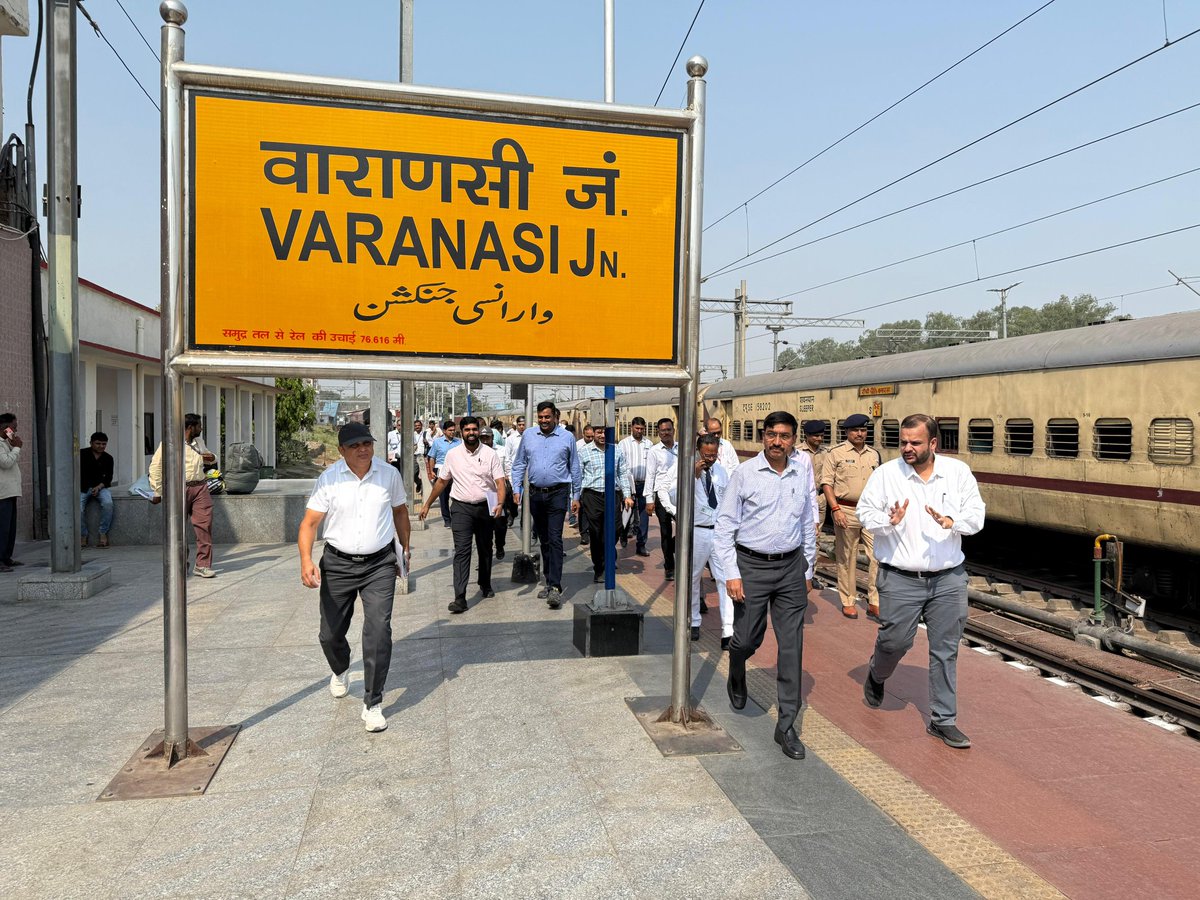 drm_lko's tweet photo. Today, DRM/LKO Shri Sunil Kumar Verma conducted a detailed inspection of Varanasi Jn, reviewing passenger amenities, station cleanliness,infrastructure, security, parcel handling, ticketing systems, water supply and passenger entry/exit points to ensure seamless services. #drmlko https://t.co/itbZe2UV9v