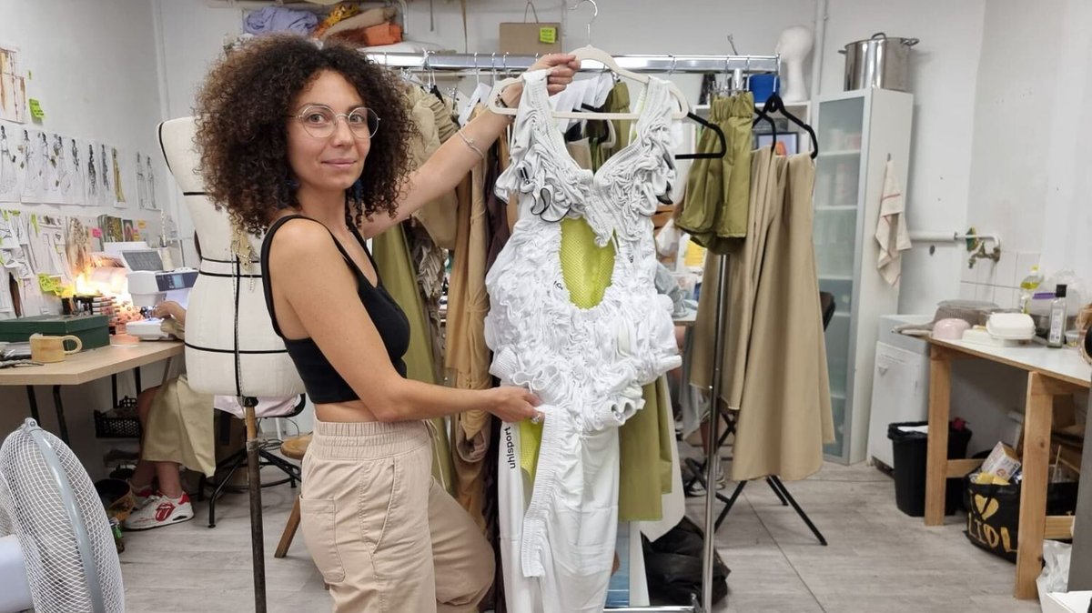 franceinfo's tweet photo. REPORTAGE. Première Slow Fashion Week de Marseille : à partir de tissus recyclés des "maisons de luxe", des créateurs défendent une mode plus responsable
➡️ https://t.co/FsSSdmNIUV https://t.co/xFduGKY202