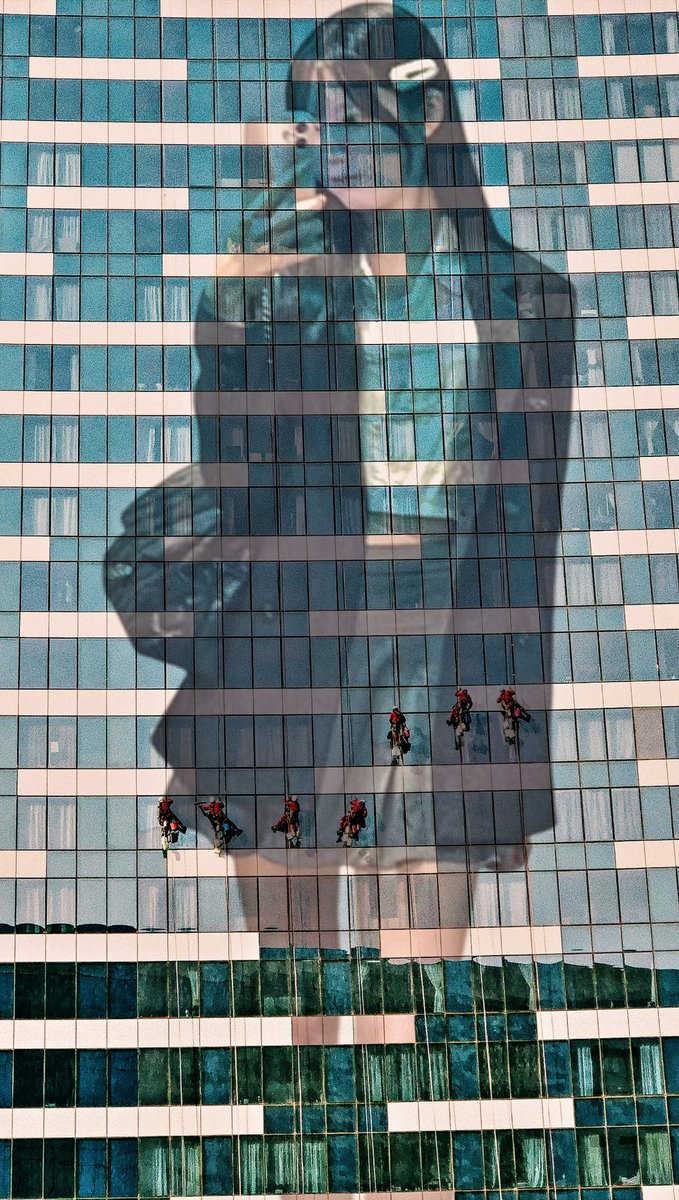 R3kacutioner's tweet image. These window cleaners were minding their own business cleaning windows when suddenly a giantess stepped in front their building a took a selfie! #sizetwitter #giantess
model: @ochi_nana_ion