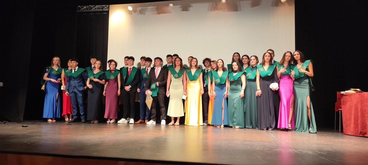 Hoy despedimos a la Promoción 2025! Hoy es el final de su paso por el instituto, pero también el inicio de nuevas aventuras y oportunidades.  Recordar siempre que el esfuerzo, la pasión y la perseverancia son las claves para alcanzar los sueños.¡El Vega siempre será vuestra casa!