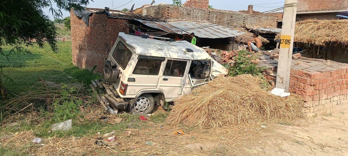 सुल्तानपुर:-अनियंत्रित बोलेरो खड्ड में पलटी। हादसे में दो युवकों की मौके पर मौत। दो घायल, इलाज के भेजा गया अस्पताल। नींद आने के चलते हुआ हादसा।बीती देर रात हुआ हादसा। धनपतगंज थानाक्षेत्र के पीरो सरैया गांव की घटना। <a href="/sultanpurpolice/">SULTANPUR POLICE</a> <a href="/AU_UPNews/">Amar Ujala Uttar Pradesh</a> <a href="/Uppolice/">UP POLICE</a>