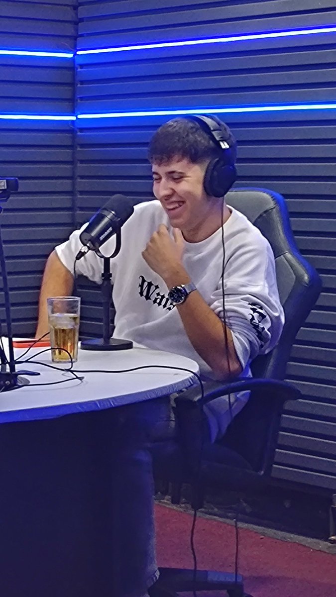 Feliz dia del periodista. Y los que no son periodistas también, ejerciendo la profesión con respeto y calidad. ❤️⚽️🎙️ Abrazo a todos y gracias por confiar en mí.