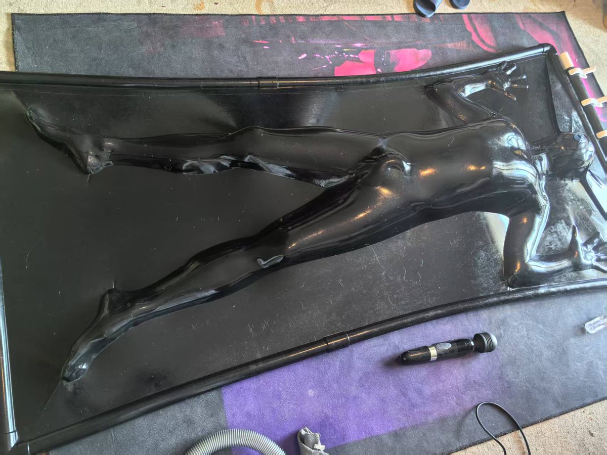 AroundightZero's tweet image. 接上一条，预告个鬼，立马上😉首先感谢萱娘的场地和道具。真空床真的是太棒啦，第一次玩还有些小紧张。之后再有机会的话得做好准备玩个爽，哈哈。 @yuki_sm_s @LJL_studio_GZ  #vacbed #vacummbed #latex