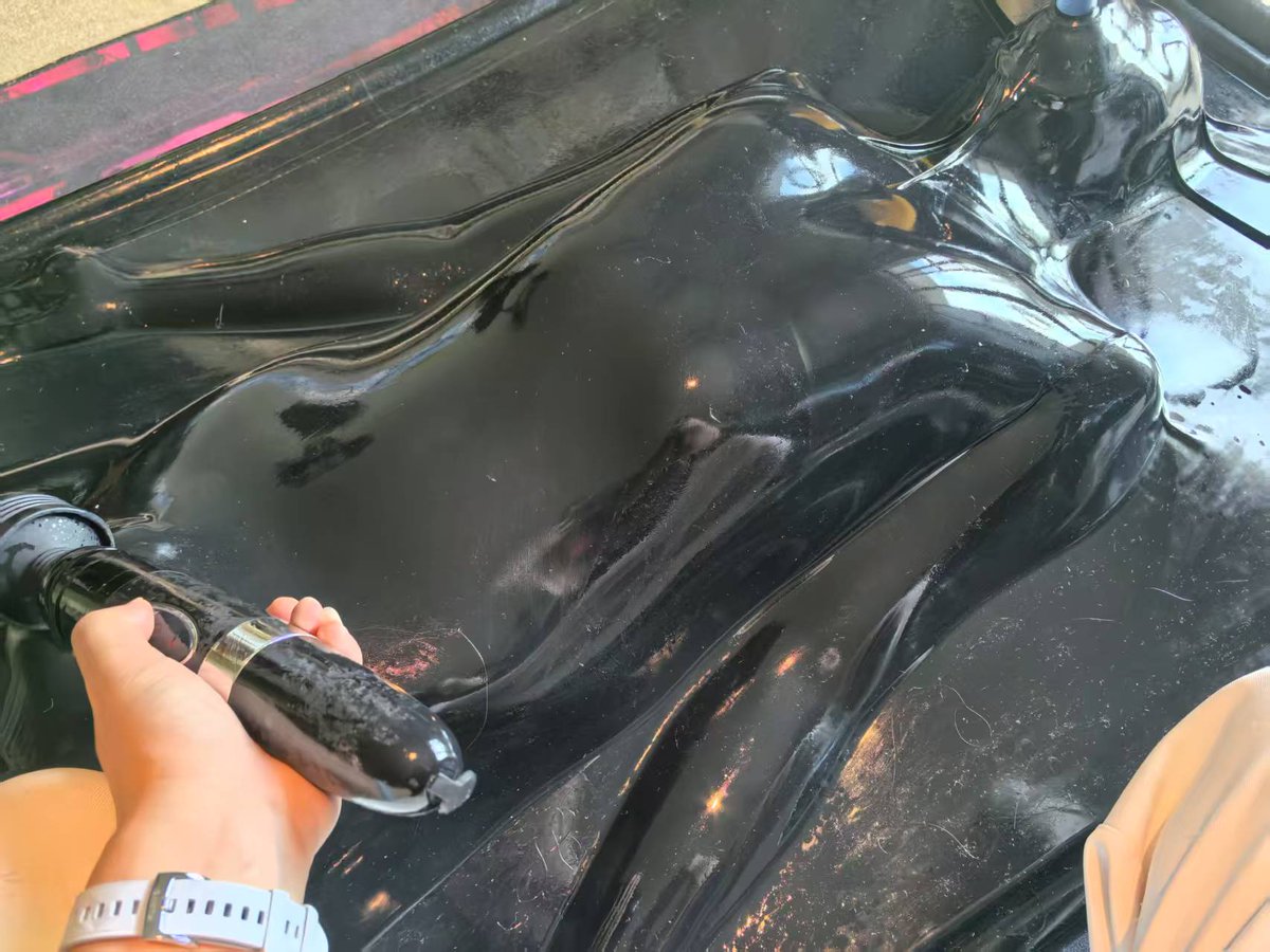 AroundightZero's tweet image. 接上一条，预告个鬼，立马上😉首先感谢萱娘的场地和道具。真空床真的是太棒啦，第一次玩还有些小紧张。之后再有机会的话得做好准备玩个爽，哈哈。 @yuki_sm_s @LJL_studio_GZ  #vacbed #vacummbed #latex