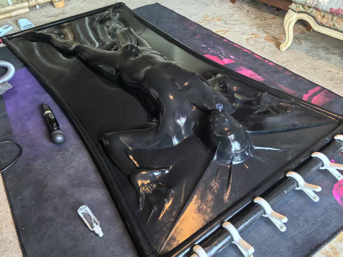 AroundightZero's tweet image. 接上一条，预告个鬼，立马上😉首先感谢萱娘的场地和道具。真空床真的是太棒啦，第一次玩还有些小紧张。之后再有机会的话得做好准备玩个爽，哈哈。 @yuki_sm_s @LJL_studio_GZ  #vacbed #vacummbed #latex