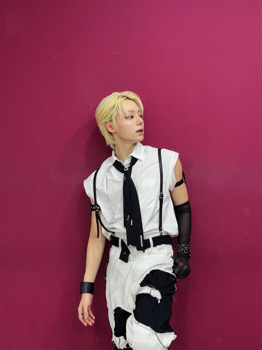 official_ONEUS's tweet photo. [#환웅]

잠시 후 3시 15분, MBC '쇼! 음악중심'

Hear me now!
우우~~ 웅웅~~ 😘
오늘의 만능 화눙이의 RADAR! 
볼 준비! 들을 준비되셨나요!!

🌙네에~~

그럼 음중에서 만나요🖤

#HWANWOONG #원어스 #ONEUS 
#RADAR #쇼음악중심 https://t.co/wshwibnE2Q