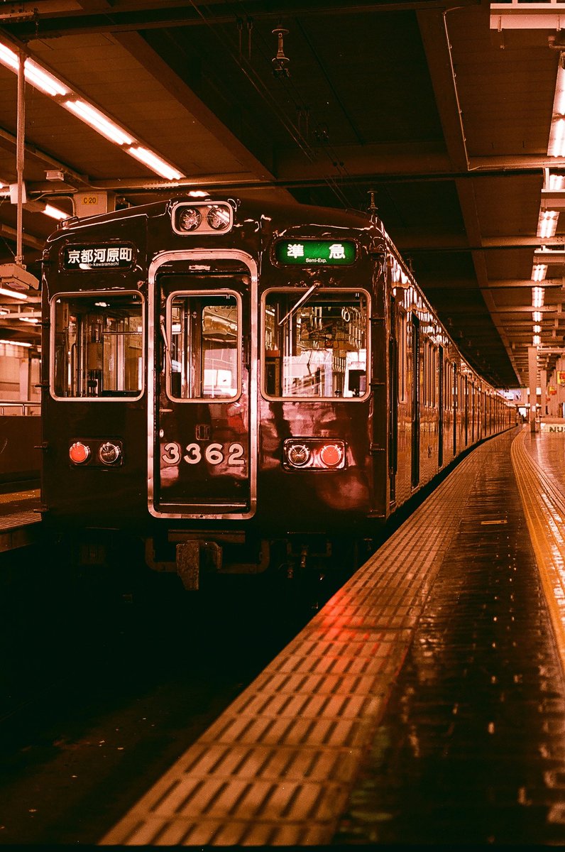 『古豪の小休止』

OM-1＋G.Zuiko 50mm f1.4
SANTA COLOR100
現像が遅れたせいかとても赤っぽくなってしまったがこれはこれでヨシ！