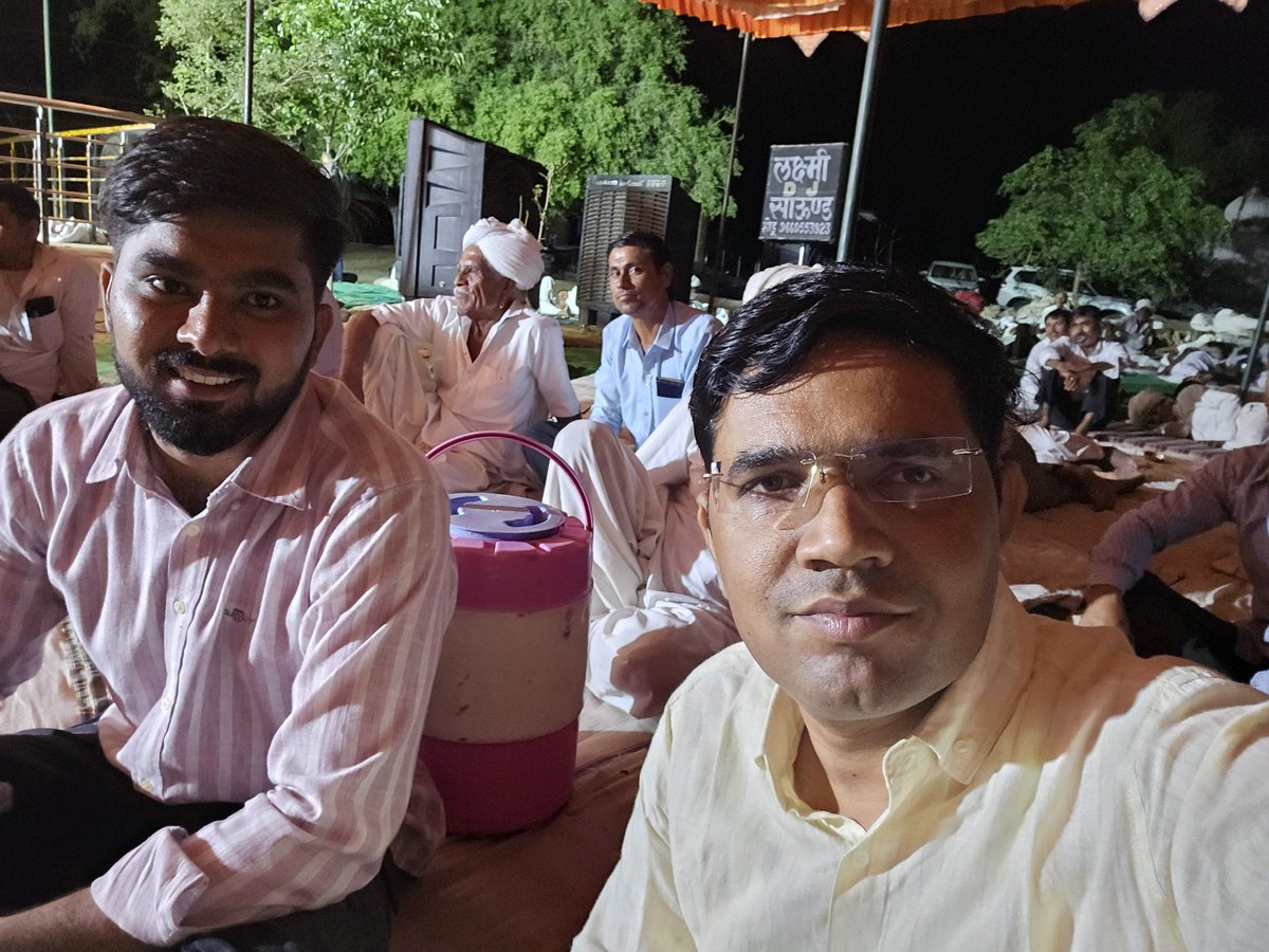 NarpatRajBarmer's tweet photo. सिणधरी पंचायत समिति के ग्राम पंचायत होडू मे पूर्व प्रधान श्री कंवराराम जी सेंवर के घर आयोजित "एक शामिल माँ स्वांगिया जी के नाम" भजन संध्या मे शामिल हुआ!
#Sindhary #Hodu #BhajanSandhya https://t.co/uGB2TPhgpL