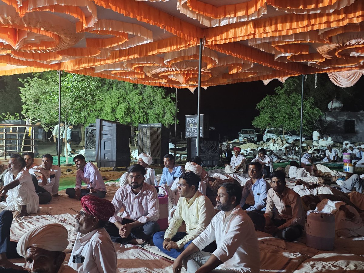 NarpatRajBarmer's tweet photo. सिणधरी पंचायत समिति के ग्राम पंचायत होडू मे पूर्व प्रधान श्री कंवराराम जी सेंवर के घर आयोजित "एक शामिल माँ स्वांगिया जी के नाम" भजन संध्या मे शामिल हुआ!
#Sindhary #Hodu #BhajanSandhya https://t.co/uGB2TPhgpL