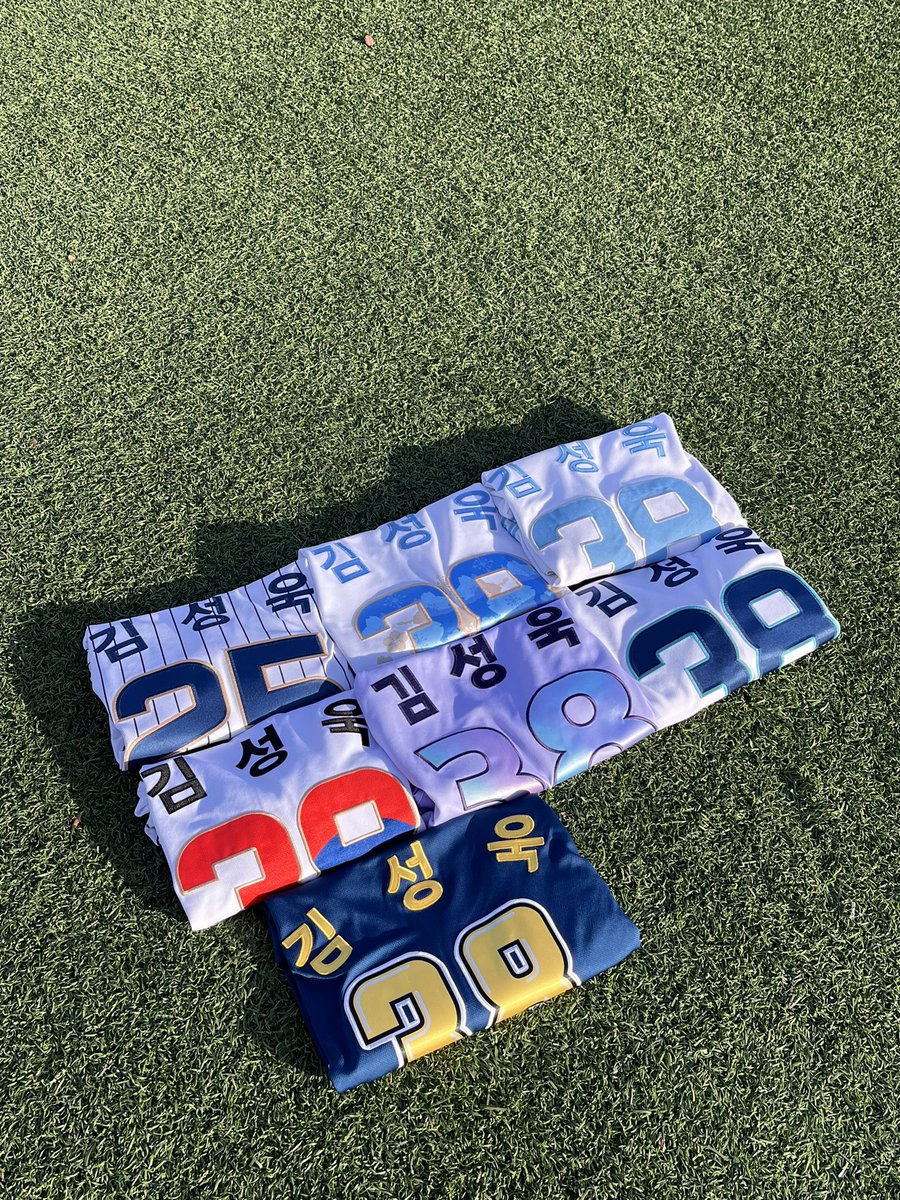 충무공 어제 받았고 조구만은 아직 오지도 않았지만

저는 10년동안 덕분에 좋은 사람 너무 많이 만나서 엔씨야구가 더 즐거웠어요
새 팀 빨리 적응해서 더 많은 사랑 받길
기회 삼아 기량 더 펼칠 수 있길 파이팅 김성욱 ~👊