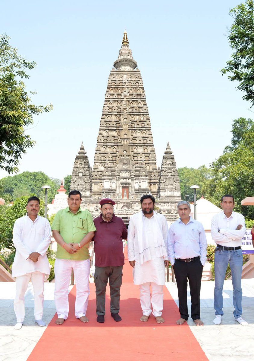 Dr Anil 'JaiHind' 🇮🇳 (@drjaihind) on Twitter photo समाजिक न्याय के योद्धा, ज्ञान और दर्शन की धरती बोध गया में महाबोधि टेम्पल पर प्रण लिया की मनुवाद को जड़ से मिटा कर ही दम लेंगे। जय भीम,  नमो बुद्धाय, जय संविधान, जयहिंद।  <a href="/ManojYadavInc_/">Manoj Yadav</a> <a href="/YadavArunesh/">Dr. Arunesh Yadav (डॉ अरुणेश यादव)</a> <a href="/AnilYadavmedia1/">ANIL</a> <a href="/DrSudhanshu_kr/">Dr Sudhanshu Kumar</a> समाजिक न्याय के योद्धा, ज्ञान और दर्शन की धरती बोध गया में महाबोधि टेम्पल पर प्रण लिया की मनुवाद को जड़ से मिटा कर ही दम लेंगे। जय भीम,  नमो बुद्धाय, जय संविधान, जयहिंद।  <a href="/ManojYadavInc_/">Manoj Yadav</a> <a href="/YadavArunesh/">Dr. Arunesh Yadav (डॉ अरुणेश यादव)</a> <a href="/AnilYadavmedia1/">ANIL</a> <a href="/DrSudhanshu_kr/">Dr Sudhanshu Kumar</a>