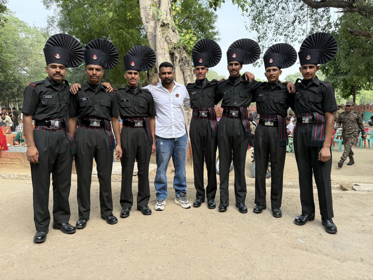 commando1000's tweet photo. मैं कुछ नहीं बोल रहा, आप बताओ कैसा लगता हैं जब आप के बच्चों को आप भारतीय सेना की वर्दी मैं देखते हो,
यह मेरे लाडले हैं मुझें कितना गर्व हो रहा होगा शायद आप समझ हीं नहीं पाओगे #indinarmy https://t.co/SDdg7trPML