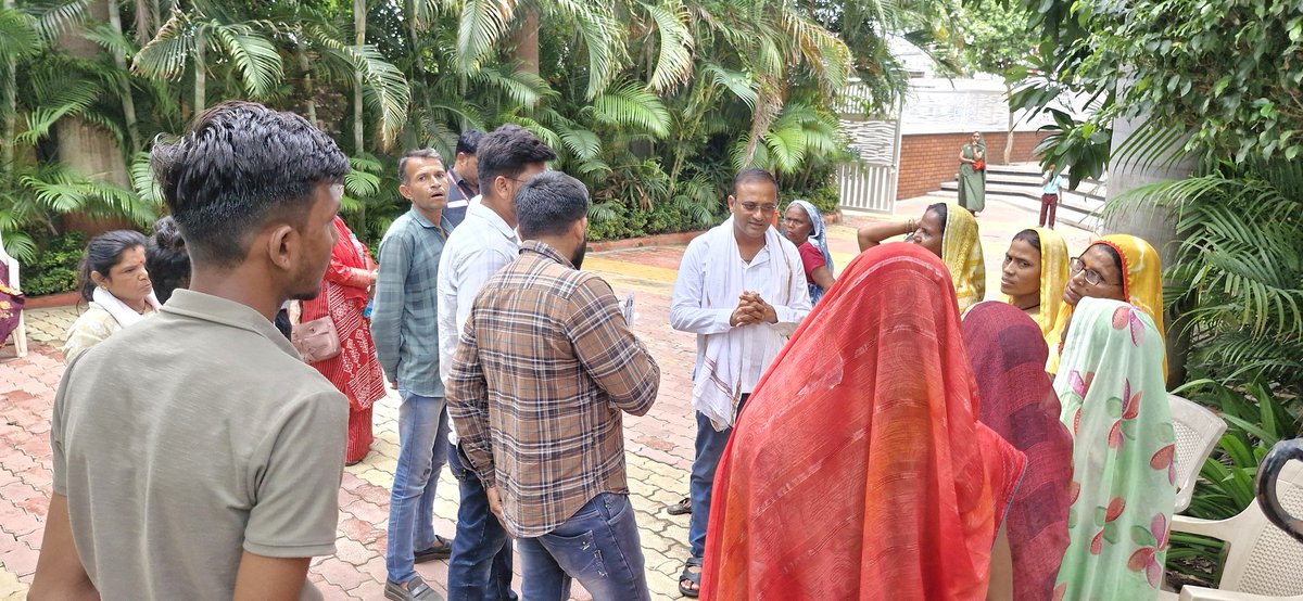 जन-जन की सेवा ही मेरा संकल्प है..!!

आज निवास पर प्रतिदिन होने वाले #जनदर्शन में क्षेत्रवासियों से मुलाक़ात कर उनकी समस्याओं को सुना एवं उनके यथासंभव निराकरण हेतु संबंधित अधिकारियों को निर्देशित किया।