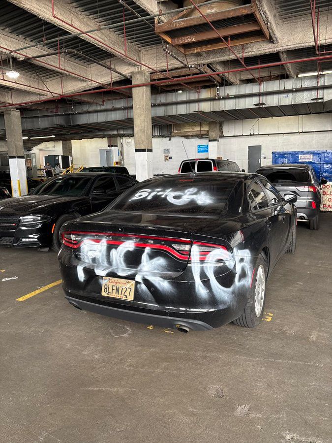 Novexa24's tweet photo. 🚨🇺🇸 HUNDREDS STORM ICE FACILITY IN LA:

Nearly 800 protesters broke through the outer barrier of a federal ICE building in LA—clashing with officers, slashing tires, and defacing property. LAPD has not responded.

Protests against ICE have also erupted in cities like Minneapolis and Chicago.

San Diego official Sean Elo-Rivera called a recent ICE raid “a show of force.”

Homeland Security warns of legal action, but rights groups say the public can observe and question ICE operations.

Follow:@Novexa24