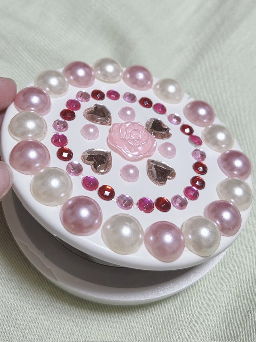 自分でデコれるのいいな〜と思って買ってデコってみたけど、ミラーの周り光らせるには電池がいるらしい😂ボタン電池ない😂