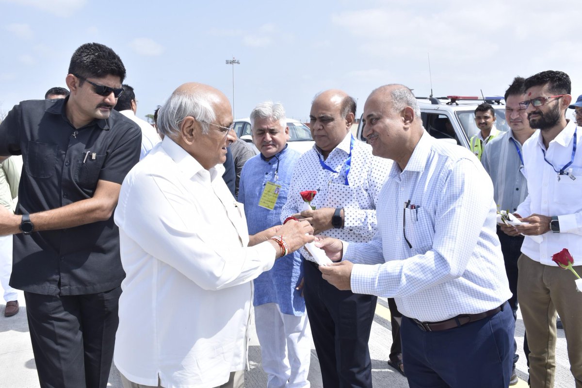 જામનગર ખાતે વિવિધ વિકાસ પ્રકલ્પોના ખાતમુહૂર્ત / લોકાર્પણ માટે પધારેલ માન. મુખ્યમંત્રીશ્રી ભૂપેન્દ્ર પટેલનું એરપોર્ટ ખાતે 
ઉષ્માસભર સ્વાગત કરવામાં આવ્યું.
<a href="/CMOGuj/">CMO Gujarat</a> <a href="/JayantiRavi/">Jayanti Ravi</a> <a href="/InfoGujarat/">Gujarat Information</a> <a href="/infojamnagargog/">Info Jamnagar GoG</a>