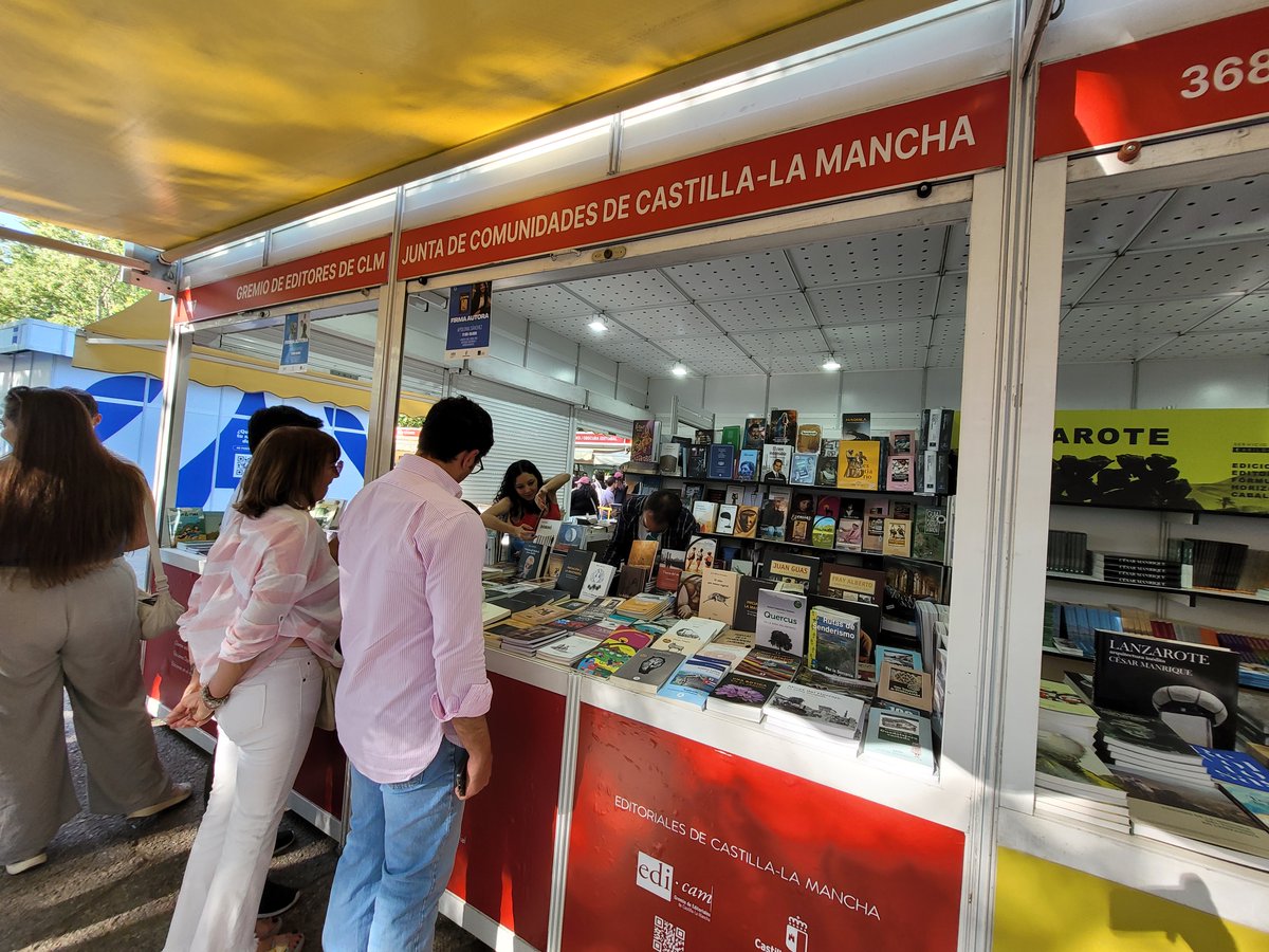 Nuestro compañero #GenteAPIA Julio Martínez que ayer firmaba en <a href="/FLMadrid/">Feria del Libro de Madrid</a> y que tb es el editor de <a href="/editoresoceano/">Océano Atlántico Editores</a>