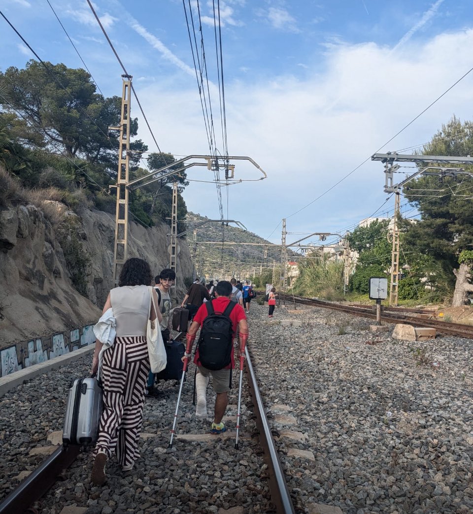Roger Heredia Jornet (@rogerheredia83) on Twitter photo Imatges de centenars de persones desallotjades, ahir, (en van ser més de 300, i no 67 com es va dir) del tren <a href="/Renfe/">Renfe</a> que anava de BCN a Riba-roja d’Ebre. Una vergonya!
📸Imatges d’uns amics que hi eren.
<a href="/dignitatavies/">Dignitat a les vies</a> <a href="/gestadella/">GUILLEM ESTADELLA</a> <a href="/vialliure/">Via lliure RAC1</a> Imatges de centenars de persones desallotjades, ahir, (en van ser més de 300, i no 67 com es va dir) del tren <a href="/Renfe/">Renfe</a> que anava de BCN a Riba-roja d’Ebre. Una vergonya!
📸Imatges d’uns amics que hi eren.
<a href="/dignitatavies/">Dignitat a les vies</a> <a href="/gestadella/">GUILLEM ESTADELLA</a> <a href="/vialliure/">Via lliure RAC1</a>