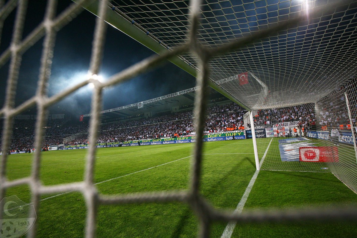 Bazı fotoğraflar vardır, insanın gözlerini doldurur.

Adminin arşivinden çıkan yeni seri; Nostaljik Stadyumlar Serisi 

#1 Beşiktaş İnönü Stadyumu