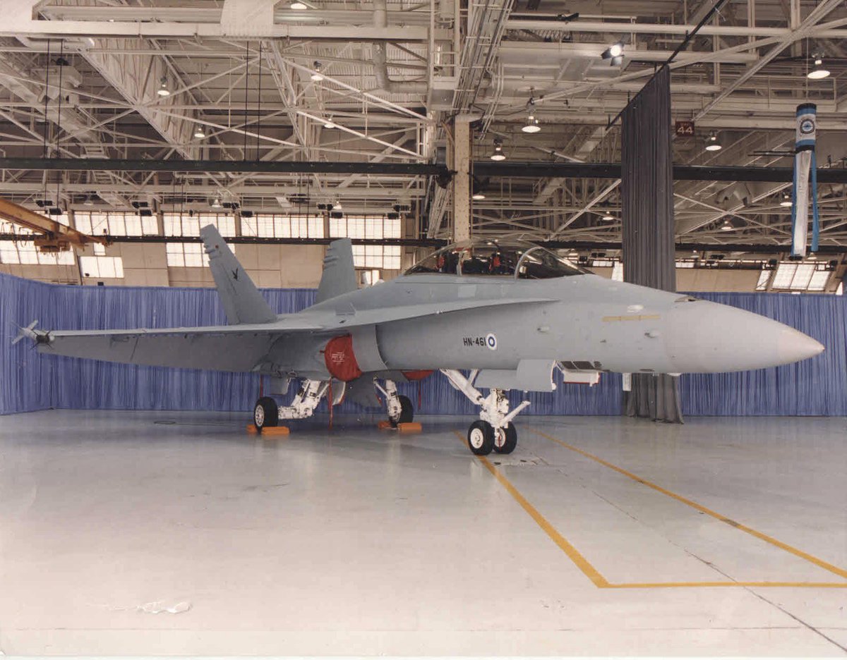 Suomen ensimmäisen F-18D Hornet -hävittäjän rollout järjestettiin Yhdysvalloissa tasan kolmekymmentä vuotta sitten. Koneyksilö HN-461 esiteltiin silloisen McDonnell Douglasin (nykyään Boeing) tehtaalla St. Louisissa 7. kesäkuuta 1995.