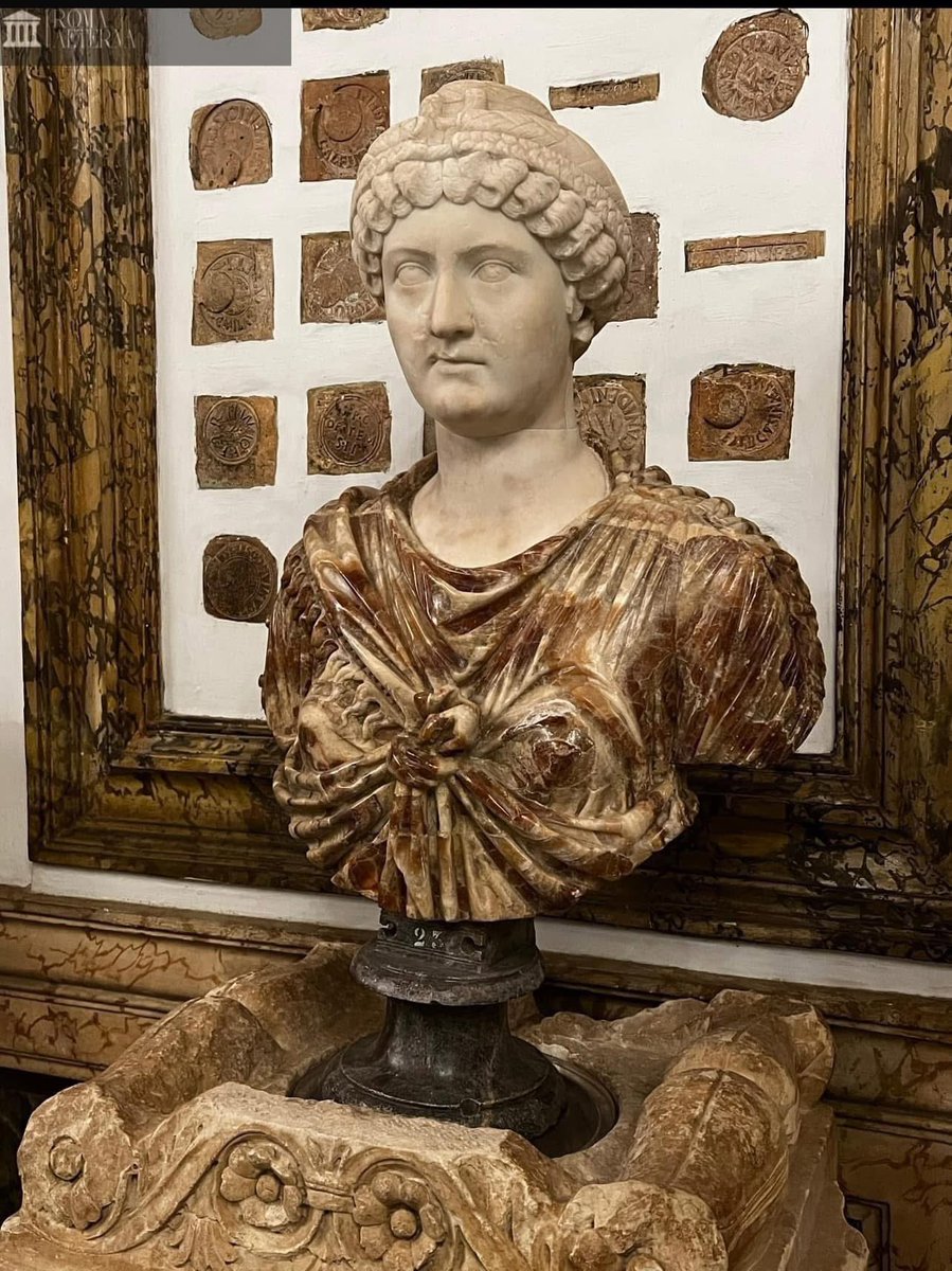 Buste d’une femme (tête en marbre, 140-150 ap. J.-C., et buste en albâtre). La sculpture a fait partie de la collection Albani avant de faire partie des collections des musées capitolins à Rome. #MuseiCapitolini