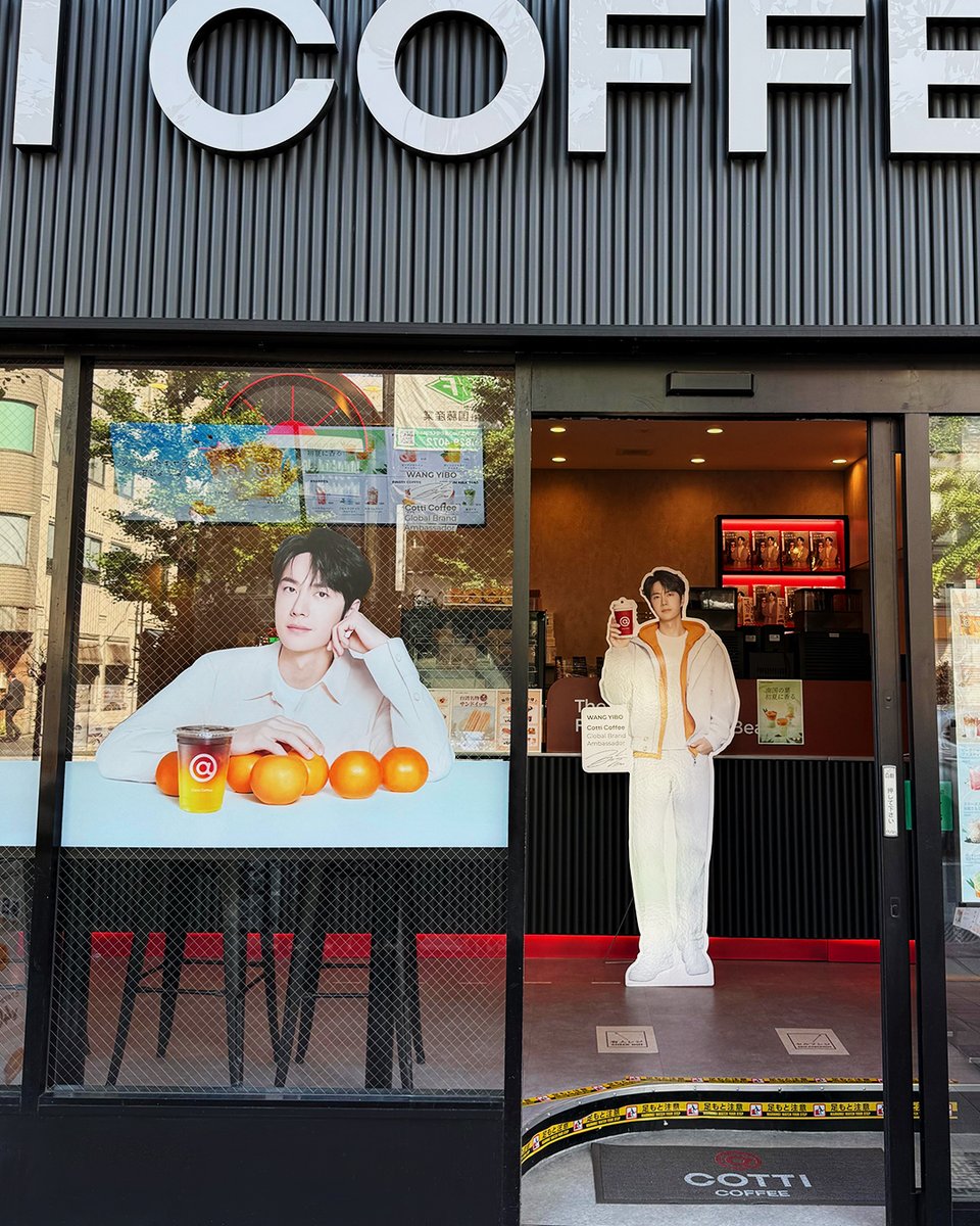 CottiCoffeeJP_'s tweet photo. 📣王一博テーマカフェが「神保町一丁目店」に登場！
💚王一博さんの直筆サインが特別展示中！撮影スポットとしてぜひお楽しみください。
📍東京都千代田区神田神保町1-54 1F
Cotti Coffeeで応援の気持ちを一杯のコーヒーにのせて。
あなたの推し活時間をここで残しませんか？💚

#cotticoffee  #王一博 https://t.co/TXQ7EHqEFi