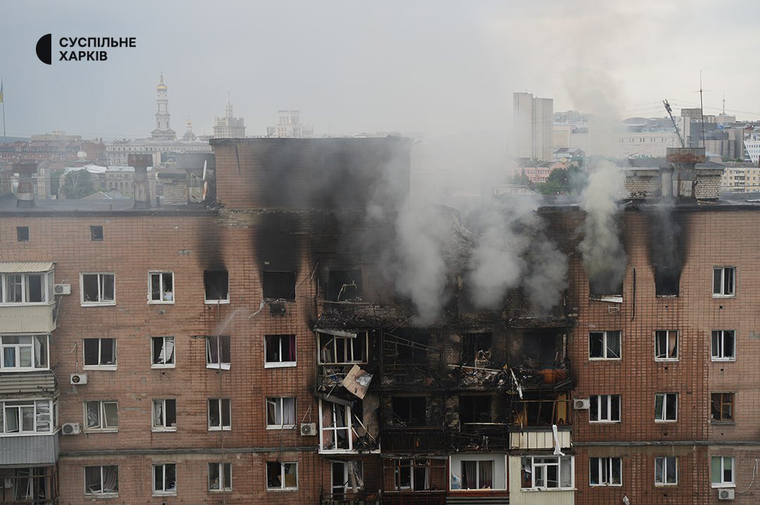 suspilne_news's tweet photo. Понад 50 вибухів за ніч у місті — Харків пережив найпотужнішу атаку за весь час повномасштабної війни. Троє людей загинуло, ще 21 — постраждали, зокрема півторамісячне немовля та 14-річна дівчинка. По місту вдарили дронами, КАБами та ракетою. 

Що відомо: https://t.co/IEdGkBuPgl https://t.co/3KjvMlAako