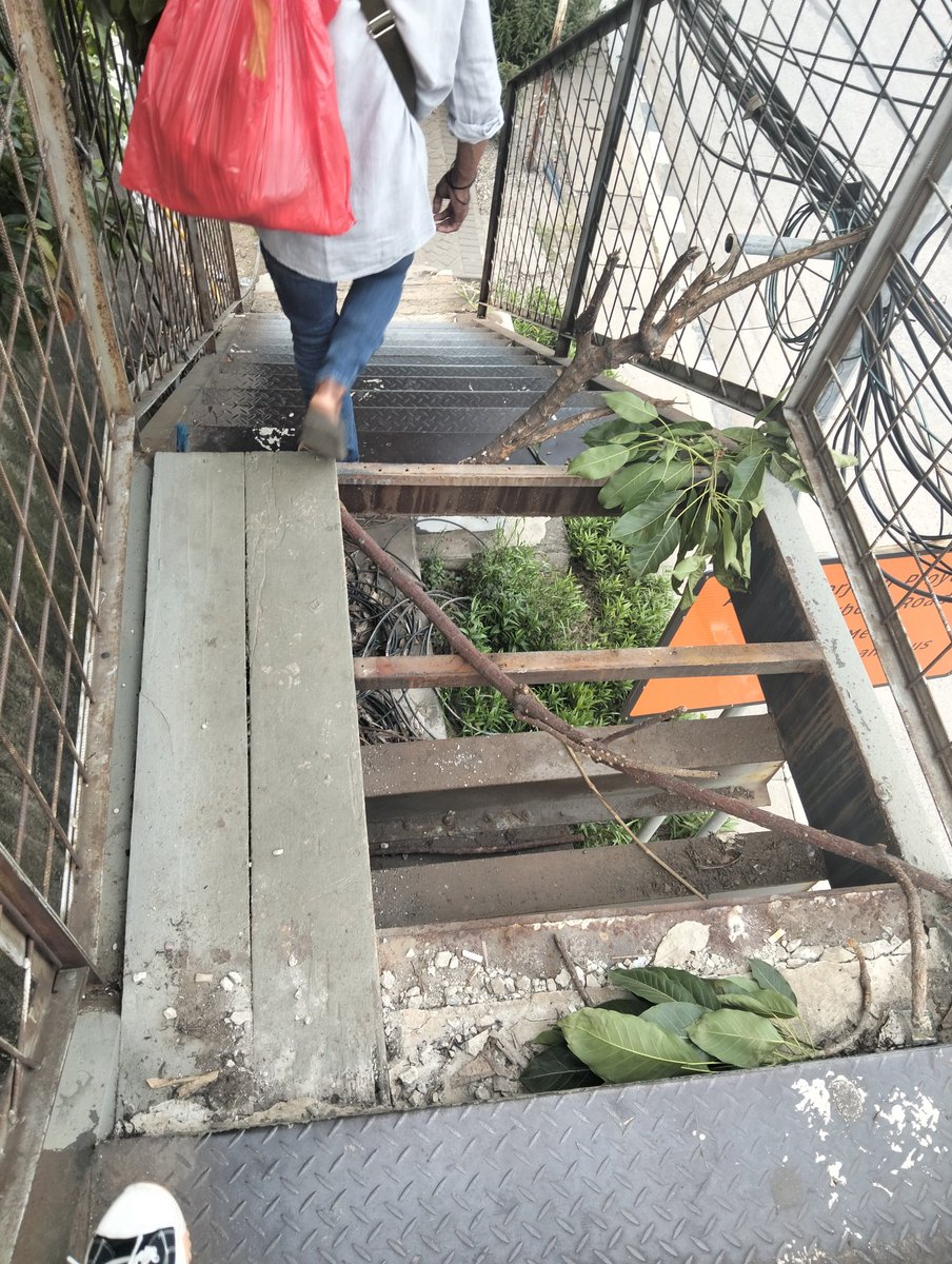 qwackling's tweet photo. Beberapa hari lalu pas balik dari stasiun ada orang nyongkelin besi, terus bilang, "Kalo segini masih bisa buat jalan kan?" tapi aku ga ngeuh maksudnya apaan karena cuma overheard jir. Ternyata tukang colong besi wasn't just a myth. Goblok banget sumpah. https://t.co/4DyvakLtIz