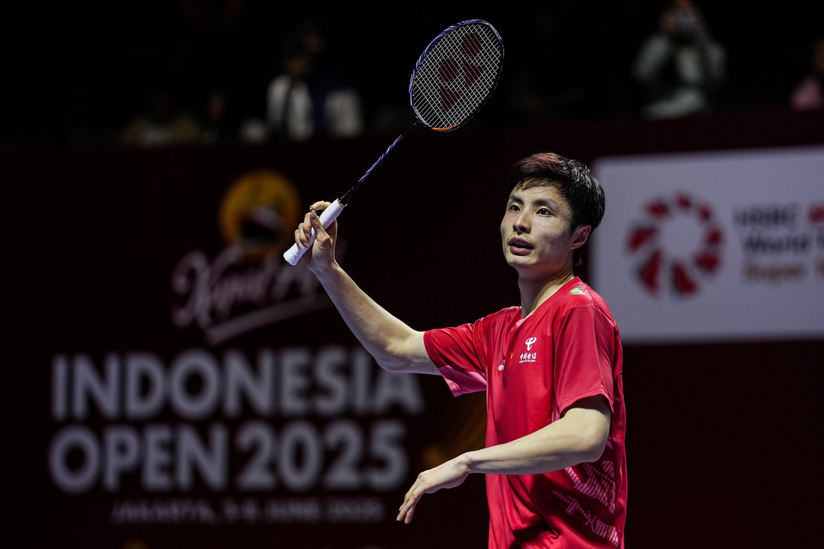CGTNSportsScene's tweet photo. 🏸 #IndonesiaOpen defending champ #ShiYuqi crushed compatriot Wang Zhengxing 21-13, 21-6, setting up semi showdown with last year’s runner-up #AndersAntonsen.
🔥 #WangZhiyi edged Gao Fangjie 21-18, 23-21 in all-Chinese action continues as she faces #HanYue next. @BadmintonTalk https://t.co/Z0qPqRhflc