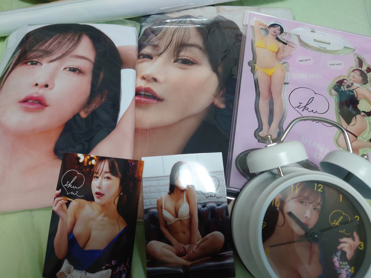 いくみさん@193iKkyu3
MEN’S DVDグッズ書面応募の方も
届きました！
前に届いた抱き枕カバーも含めて
ドンッ！

全部デカいな
これは部屋が一部いくみさんで溢れますね✧⁠◝⁠(⁠⁰⁠▿⁠⁰⁠)⁠◜⁠✧

目覚ましはこれから仕事なので明日帰ってから聴きますね https://t.co/xwOLU9XCgY