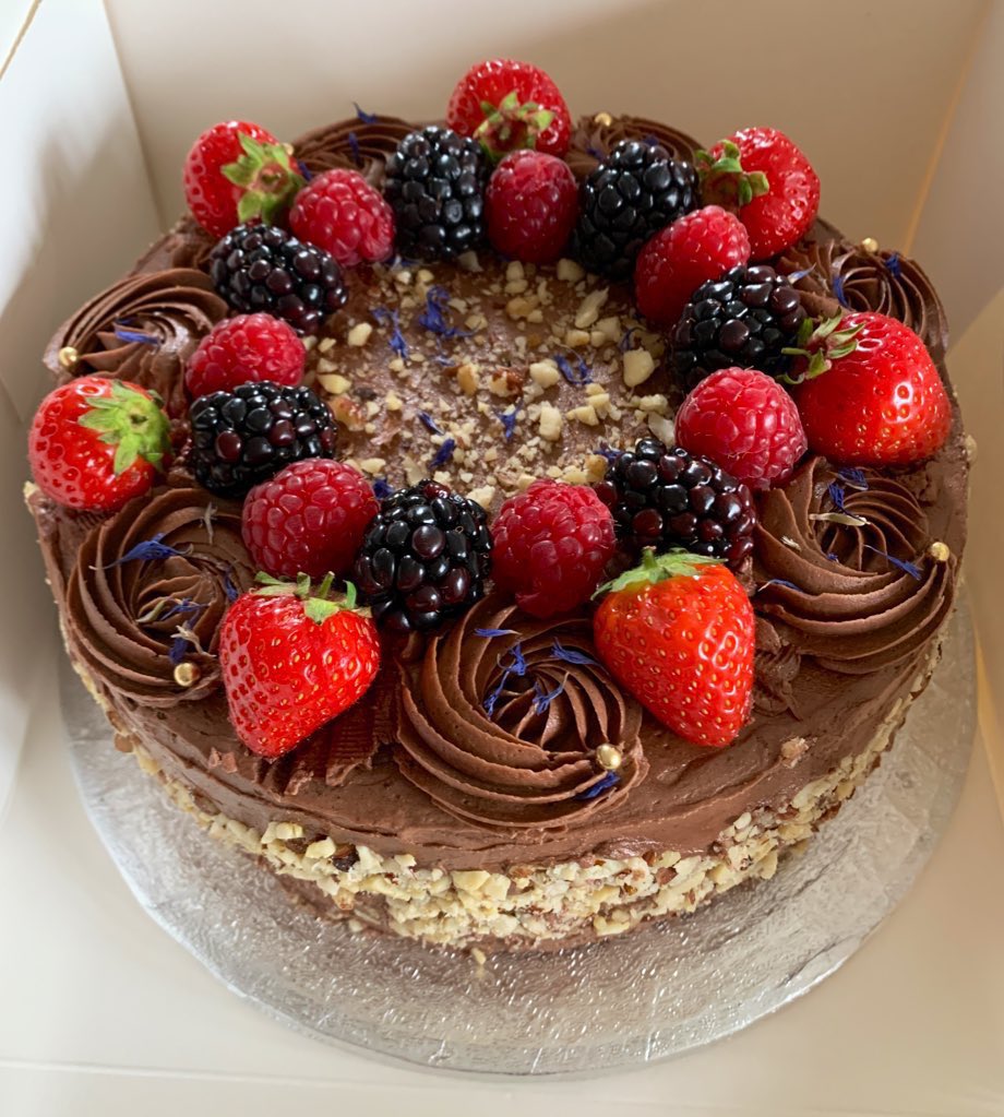 Our popular chocolate mousse cake, encrusted with chopped mixed nuts and finished with delicious organic berries…
Tel: 07824 705364 or DM
#firsttmaster #LondonBakes #SweetTreats #Shopindie #EarlyBiz #UKGiftAM #UKGiftHour