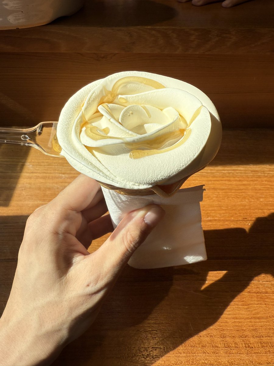 はちみつがかかったソフトクリーム🍦