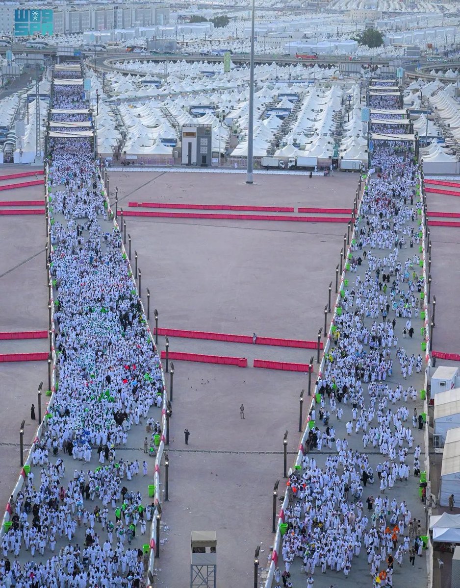ahmaryfm's tweet photo. إدارة الحشود المليونية هي علامة فارقة يتقنها أبناء وبنات السعودية بامتياز.  

السعودية تثبت للعالم أنها مدرسة رائدة في فنون التنظيم والإدارة. 

متّع ناظريك بالمشاهد الفريدة عالمياً 
#حجاج_بيت_الله_الحرام #حج_1446 https://t.co/ERt4dscoxM