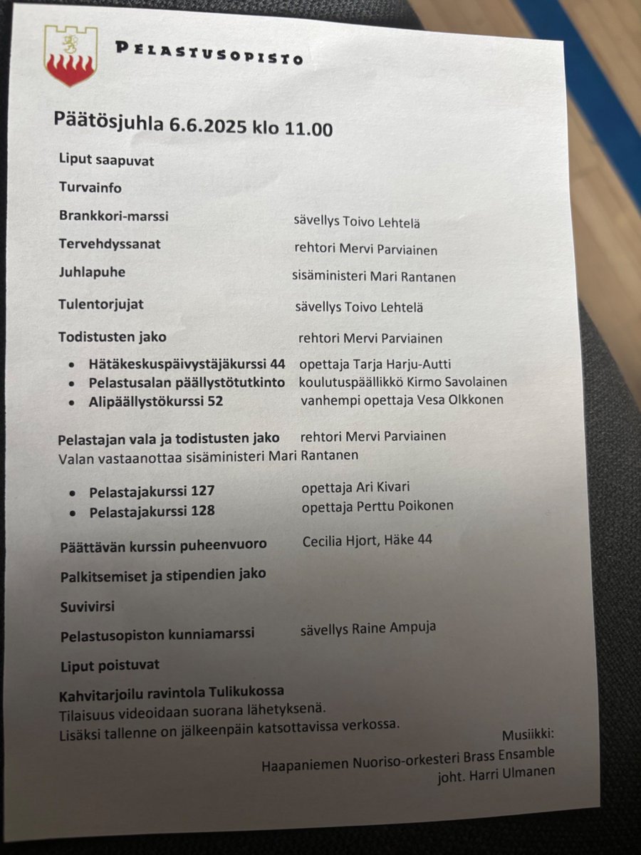 Pelastus- ja ensihoitoalan Unioni JHL:n puheenjohtaja Petteri Häyrinen ja rehtori Mervi Parviainen  juhlivat valmistuvia pelastajia, päällystöä ja hätäkeskuspäivystäjiä Kuopion Pelastusopistolla perjantaina 6.6. 
JHL jakoi kahdeksan stipendiä valmistuville. <a href="/merparvi/">Mervi Parviainen</a> <a href="/JHLry/">Ammattiliitto JHL</a>