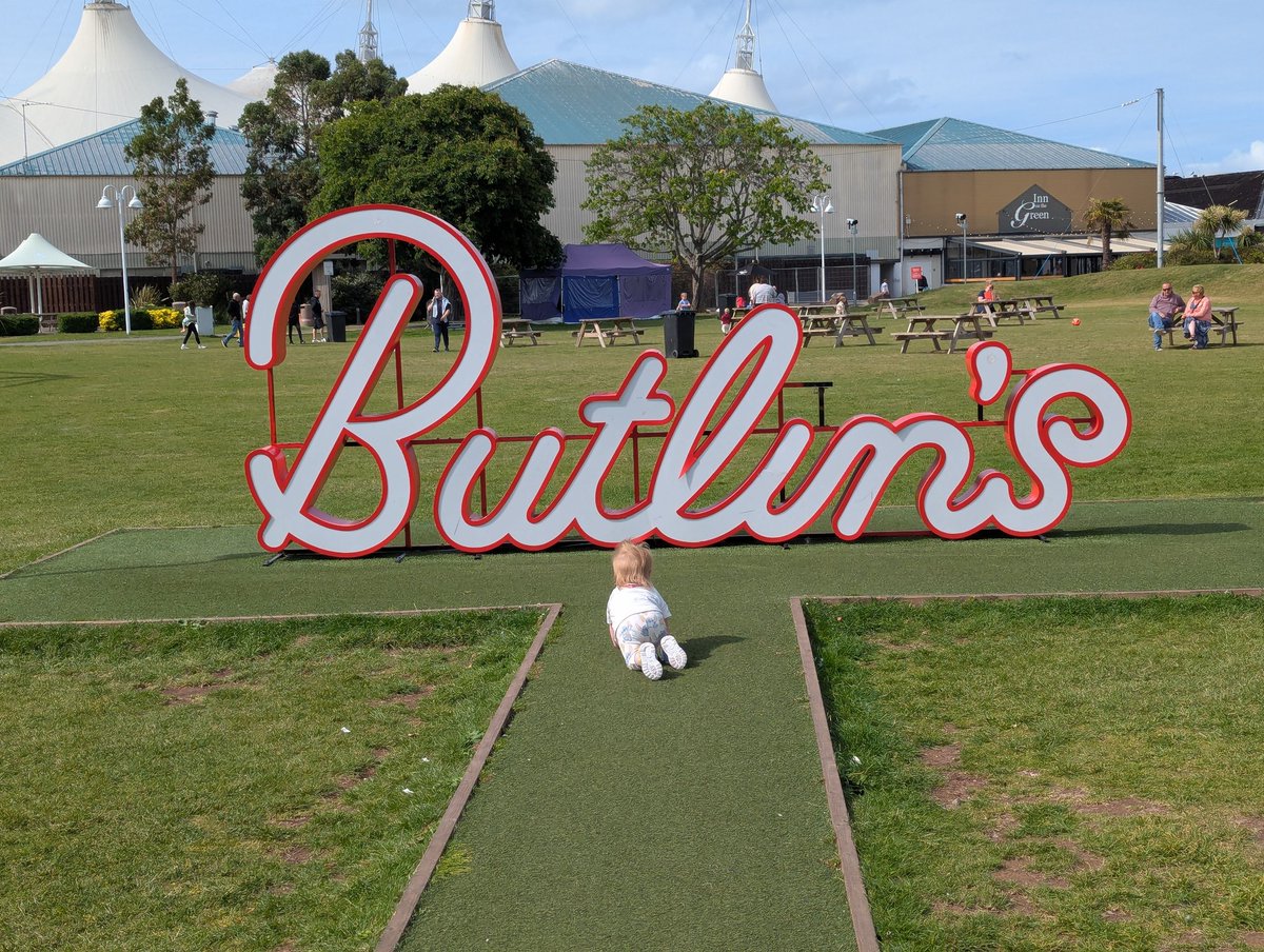 Jessica_Moult's tweet photo. #butlins #minehead where the flat under gets arrested for fighting with their family. Where the kids get shouting at for smoking weed in the kitchen and not the car, where granny lets the kids smoke cigarettes and drink beer, where there's a cigarette butt littered everywhere. https://t.co/bBwp9KXGnF