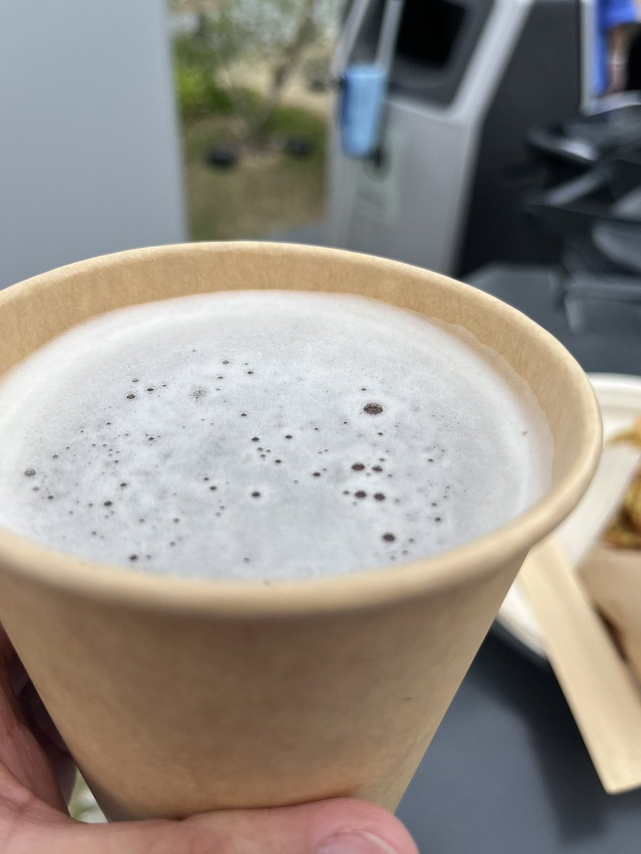 roden06's tweet photo. ようやく万博来て、明るいうちからビール飲んでる図 https://t.co/PBKRQrnHi5