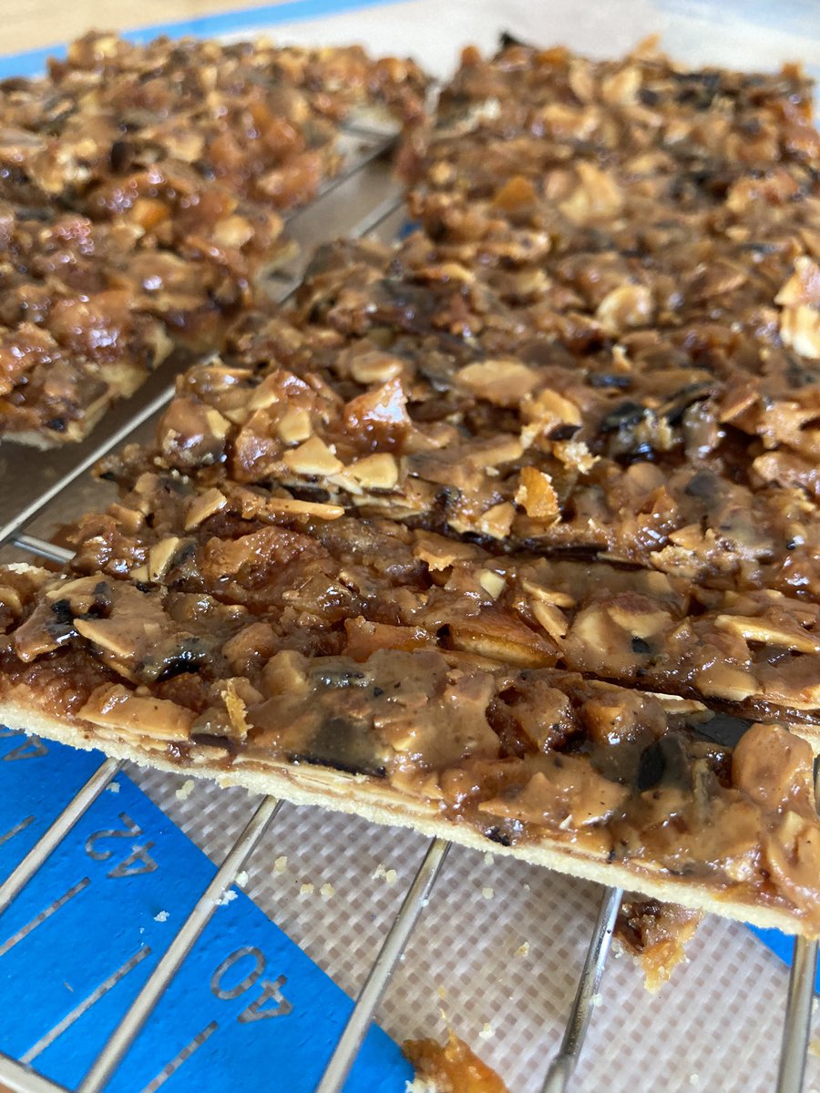 tarte892's tweet photo. フロランタン再び。レシピではクッキー生地は2mmとあったことを思い出しなるべく忠実に再現。もちろん小麦は栃木県産！

#旅するタルト役人
#ゆめかおり https://t.co/8VJTnn6Q2d
