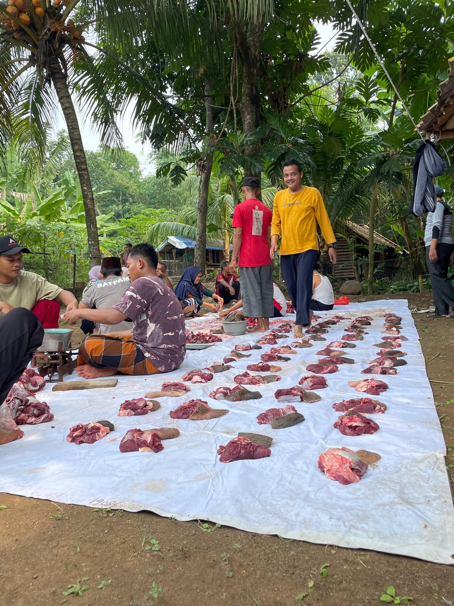 "Setiap potongan daging kurban yang dibagikan adalah simbol persaudaraan yang tidak mengenal batas. Selamat Idul Adha, semoga ukhuwah semakin erat."