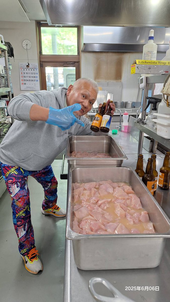 周年感謝祭用の「102唐揚げ」絶賛仕込み中！ヴァイツェンを惜しみなく使い、もも肉をじっくり漬け込むのがジューシーに仕上げる秘訣😌 たっぷり用意して食いしん坊を迎え撃ちます💪 こちらの周年祭前売りチケットは本日23：59まで販売中！→  passmarket.yahoo.co.jp/event/show/det… #八ヶ岳ビール #クラフトビール