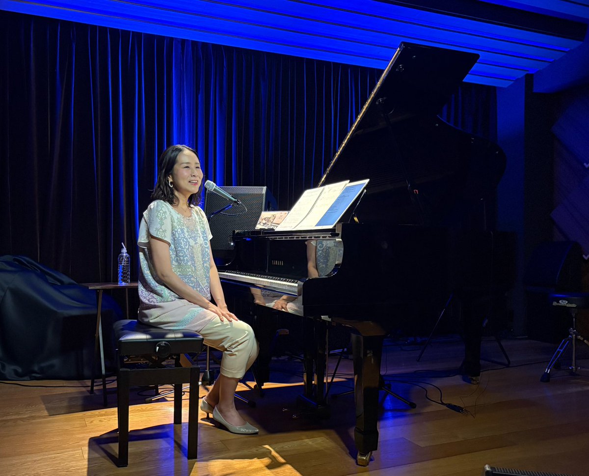 babolatrunner's tweet photo. シニアライフの推し活
大藤史さんの『眠れるピアノ弾き語り』2025 初夏ライブ。前回同様、神楽小路"神楽坂むすびや"に立ち寄り(今日は梅茶漬け)、『神楽坂天窓』に。メンタルケアの手法をレクチャー頂きながらのライブで会場全体がほっこりした空気感に包まれこころ癒されました。#大藤史 https://t.co/eJJke1yCcH